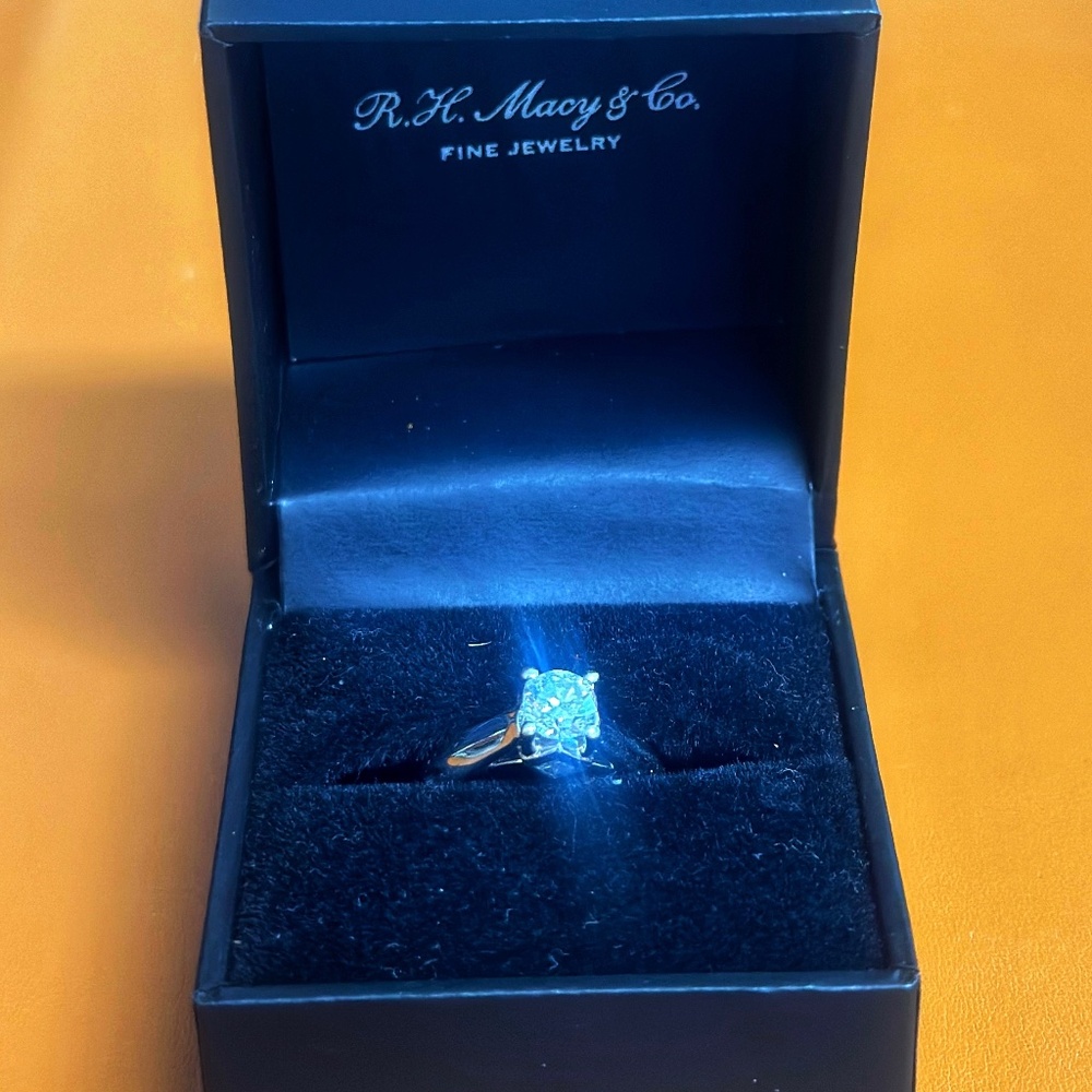Diamond engagement ring 1.14 carat.